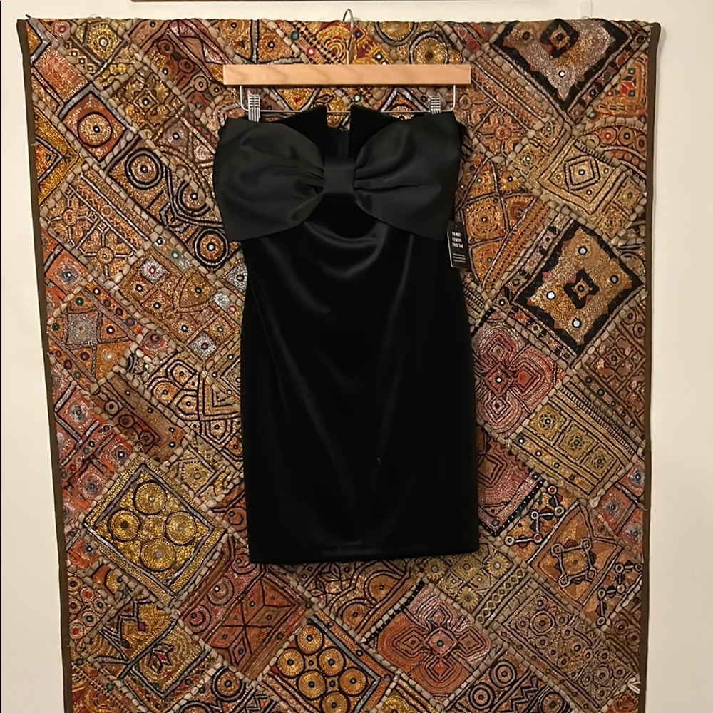 Elegant Black Strapless Dress with Bow Detail